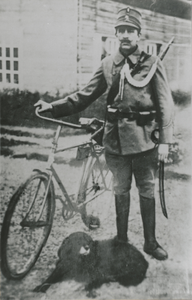 876020 Portret van Kobus Straatman (Lange Hamstraat 24) in Wijk C te Utrecht, als lid van de marechaussee bij de ...